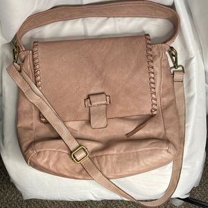 BEAUTIFUL🔥 Purse
Sand in color
Tulipani genuine leather purse 
Made in Italy